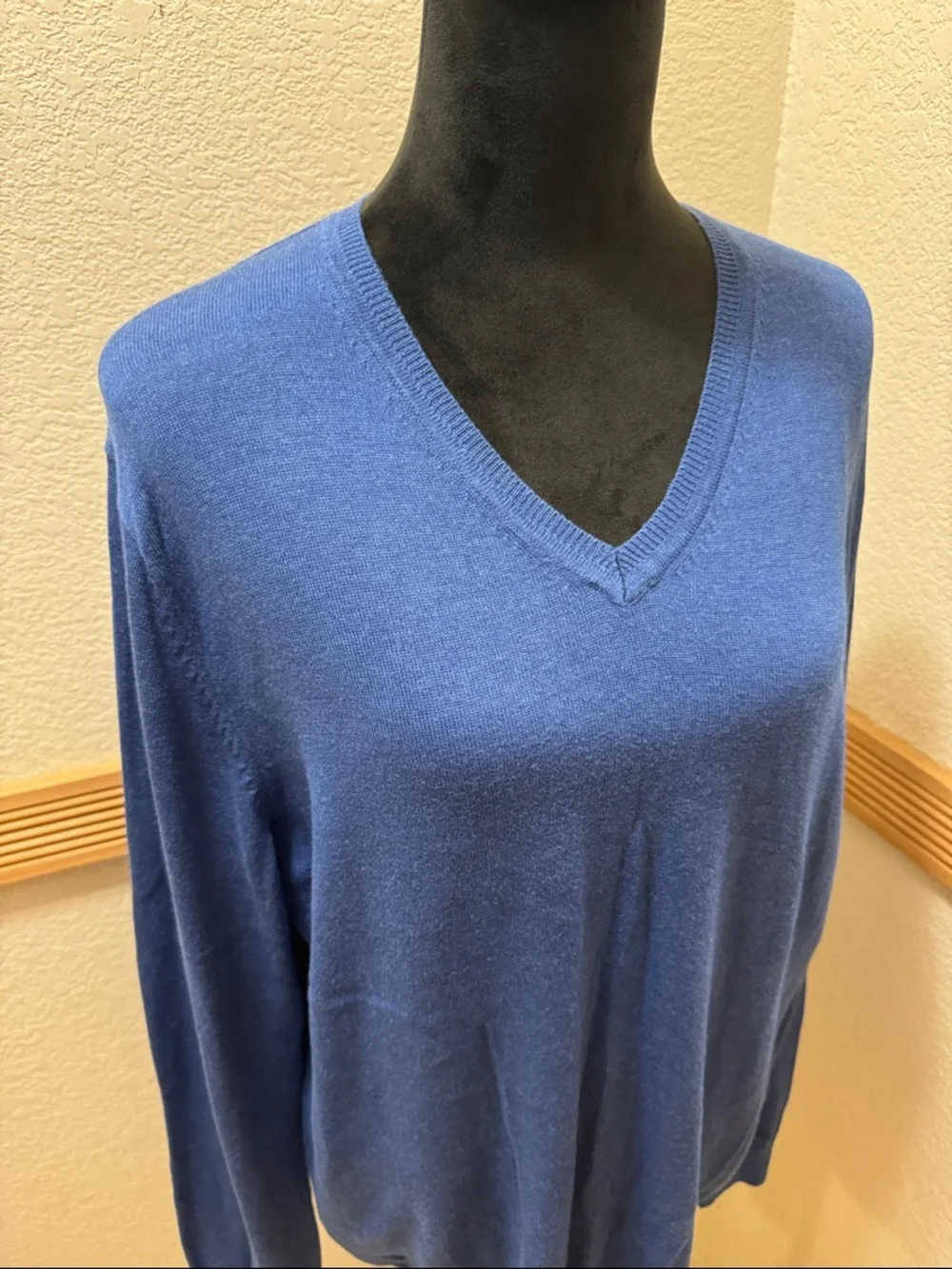 Men’s Van Heusen Navy Blue V-Neck Sweater Size L